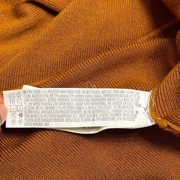 *Like New* Longsleeve Crisscross Crop Top - Picture 2 of 2